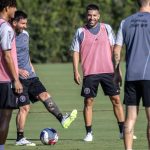 El argentino Lionel Messi (2i) y el español Jordi Alba (2d), integrantes del club estadounidense de fútbol Inter Miami de la MLS, fueron registrados el pasado 1 de agosto, durante una práctica, en el Centro de Entrenamiento Florida Blue, en Fort Lauderdale (Florida, EE.UU.). EFE/Cristóbal Herrera