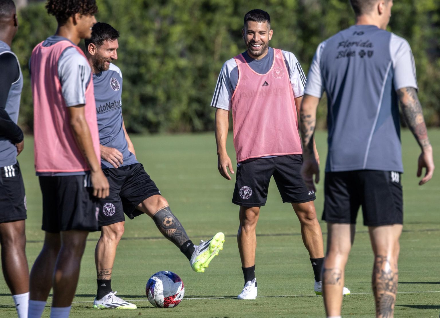 El argentino Lionel Messi (2i) y el español Jordi Alba (2d), integrantes del club estadounidense de fútbol Inter Miami de la MLS, fueron registrados el pasado 1 de agosto, durante una práctica, en el Centro de Entrenamiento Florida Blue, en Fort Lauderdale (Florida, EE.UU.). EFE/Cristóbal Herrera