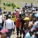 Migrantes viajan en canoas en el sector de Lajas Blancas, en Darién (Panamá). EFE/ Carlos Lemos