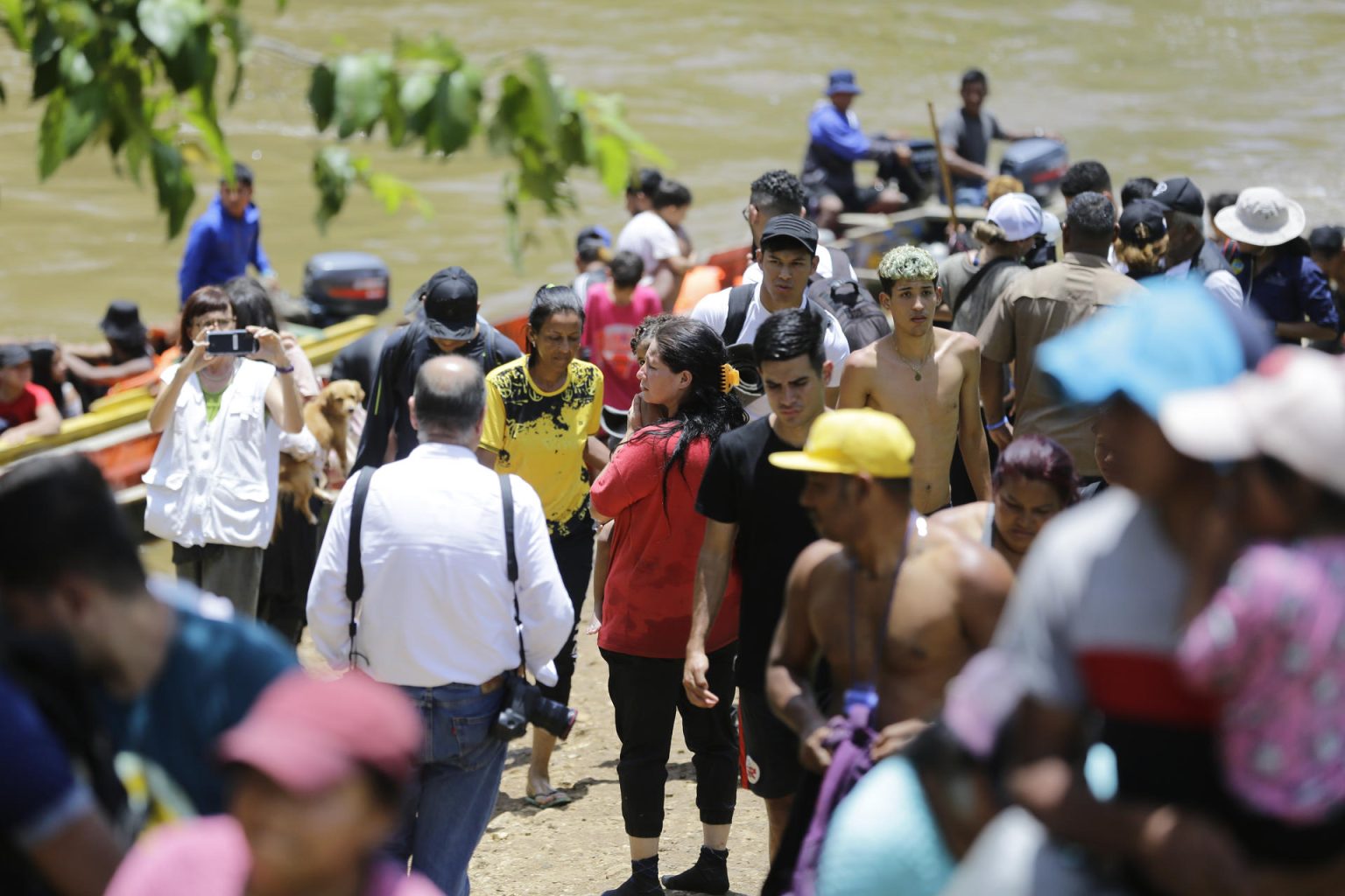 Migrantes viajan en canoas en el sector de Lajas Blancas, en Darién (Panamá). EFE/ Carlos Lemos