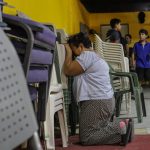 Una mujer llora al recibir su cita para continuar su proceso de asilo a Estados Unidos hoy en el albergue Ágape Misión Mundial, en la fronteriza de Tijuana, Baja California (México). EFE/Joebeth Terríquez