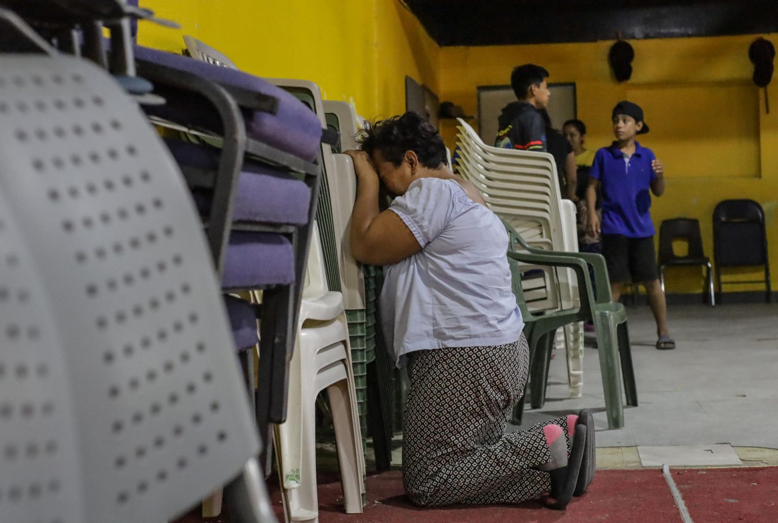 Una mujer llora al recibir su cita para continuar su proceso de asilo a Estados Unidos hoy en el albergue Ágape Misión Mundial, en la fronteriza de Tijuana, Baja California (México). EFE/Joebeth Terríquez