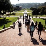 Estudiantes caminan en el campus de la Universidad de California en Los Ángeles (UCLA). Fotografía de archivo. EFE/ Etienne Laurent