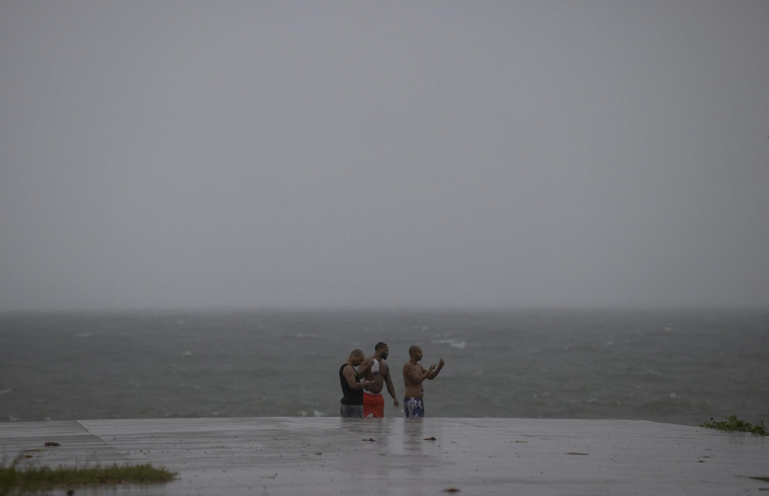 Franklin, un huracán fuerte y de larga duración, que tocó tierra en República Dominicana hace una semana, se aleja de Bermudas y avanza en dirección este noreste a 15 millas por hora (24 km/h) con vientos máximos sostenidos de 100 millas por hora (150 km/h). EFE/Orlando Barría