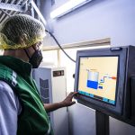 Fotografía cedida por PepsiCo de su personal en el monitoreo de uso de agua en una planta de la Ciudad de México (México). EFE/ PepsiCo /SOLO USO EDITORIAL/SOLO DISPONIBLE PARA ILUSTRAR LA NOTICIA QUE ACOMPAÑA (CRÉDITO OBLIGATORIO)