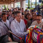 El aspirante a la candidatura presidencial por el oficialista Movimiento Regeneración Nacional (Morena), Marcelo Ebrard (c) a su llegada para participar en un acto de campaña en el municipio de San Cristóbal de las Casas, Chiapas (México). EFE/Carlos López