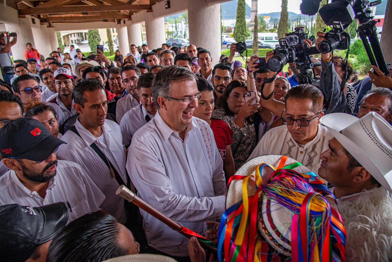 El aspirante a la candidatura presidencial por el oficialista Movimiento Regeneración Nacional (Morena), Marcelo Ebrard (c) a su llegada para participar en un acto de campaña en el municipio de San Cristóbal de las Casas, Chiapas (México). EFE/Carlos López