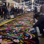 Artesanos elaboran tapetes de aserrín con distintos mosaicos y diseños el 14 de agosto de 2023 para celebrar la "Noche que Nadie Duerme", en el municipio de Huamantla, estado de Tlaxcala (México). EFE /Hilda Ríos