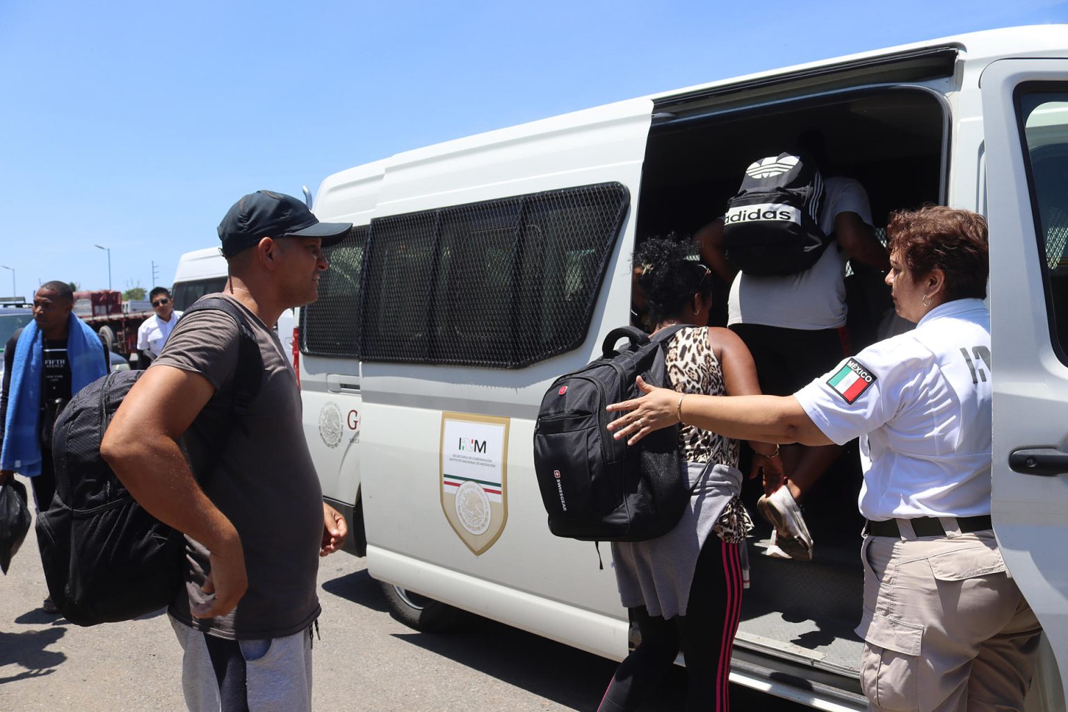 Miembros del Instituto Nacional de Migración (INM) realizan operativos para recoger personas migrantes. Imagen de archivo. EFE/Juan Manuel Blanco