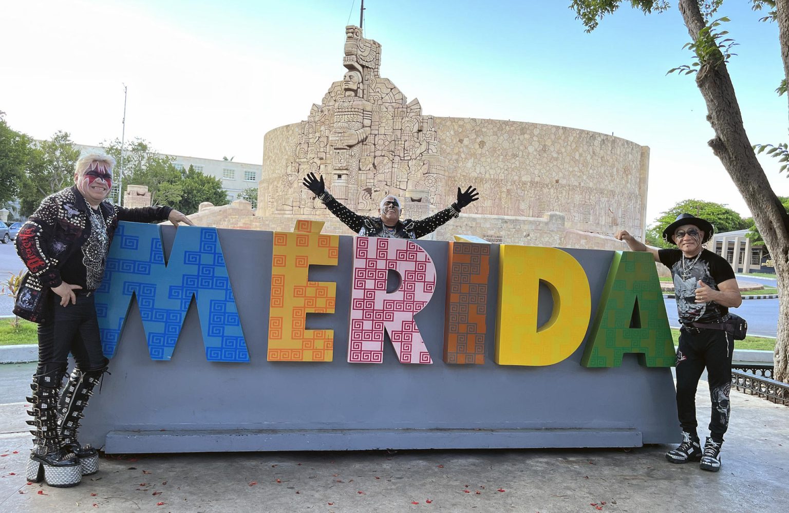 El grupo mexicano Los Súper Caracoles, posan para una fotografía, el 10 de agosto de 2023, al termino de una entrevista con EFE, en la ciudad de Mérida en el estado de Yucatán (México). EFE/Martha López