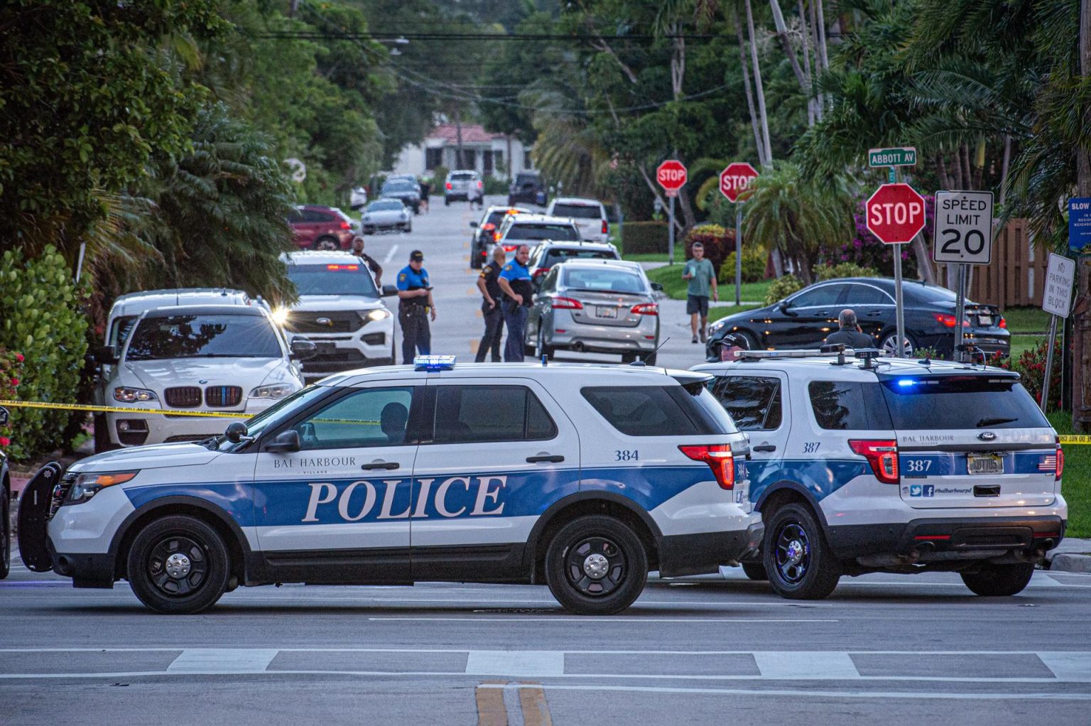 Fotografía de archivo en donde se observan varios agentes de policía en la ciudad de Surfside, al norte de Miami Beach, Florida (EE.UU.). EFE/Giorgio Viera