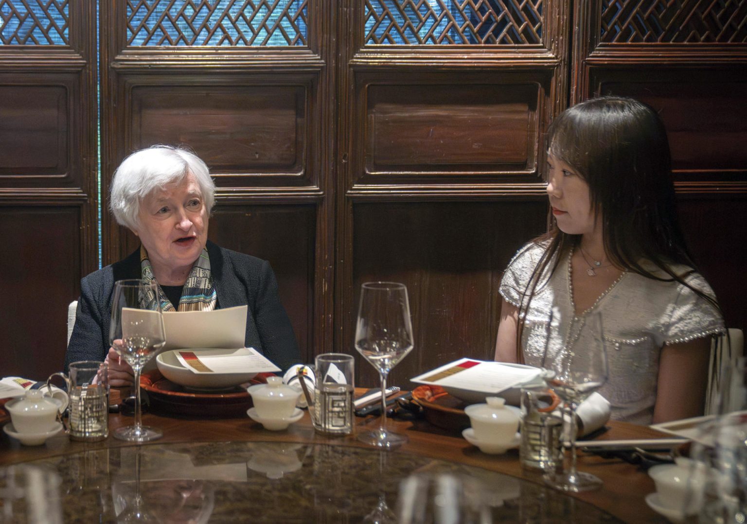 Fotografía de archivo fechada el 8 de julio de 2023 que muestra a la secretaria del Tesoro de los Estados Unidos, Janet Yellen, habla durante un almuerzo de trabajo en Pekín (China). EFE/ Mark Schiefelbein/POOL/ATENCIÓN ABONADOS: La presente foto se publica para acompañar la historia de la cual ha hablado la secretaria Yellen en la entrevista con CNN. Esta fotografía no corresponde a la cena en cuestión