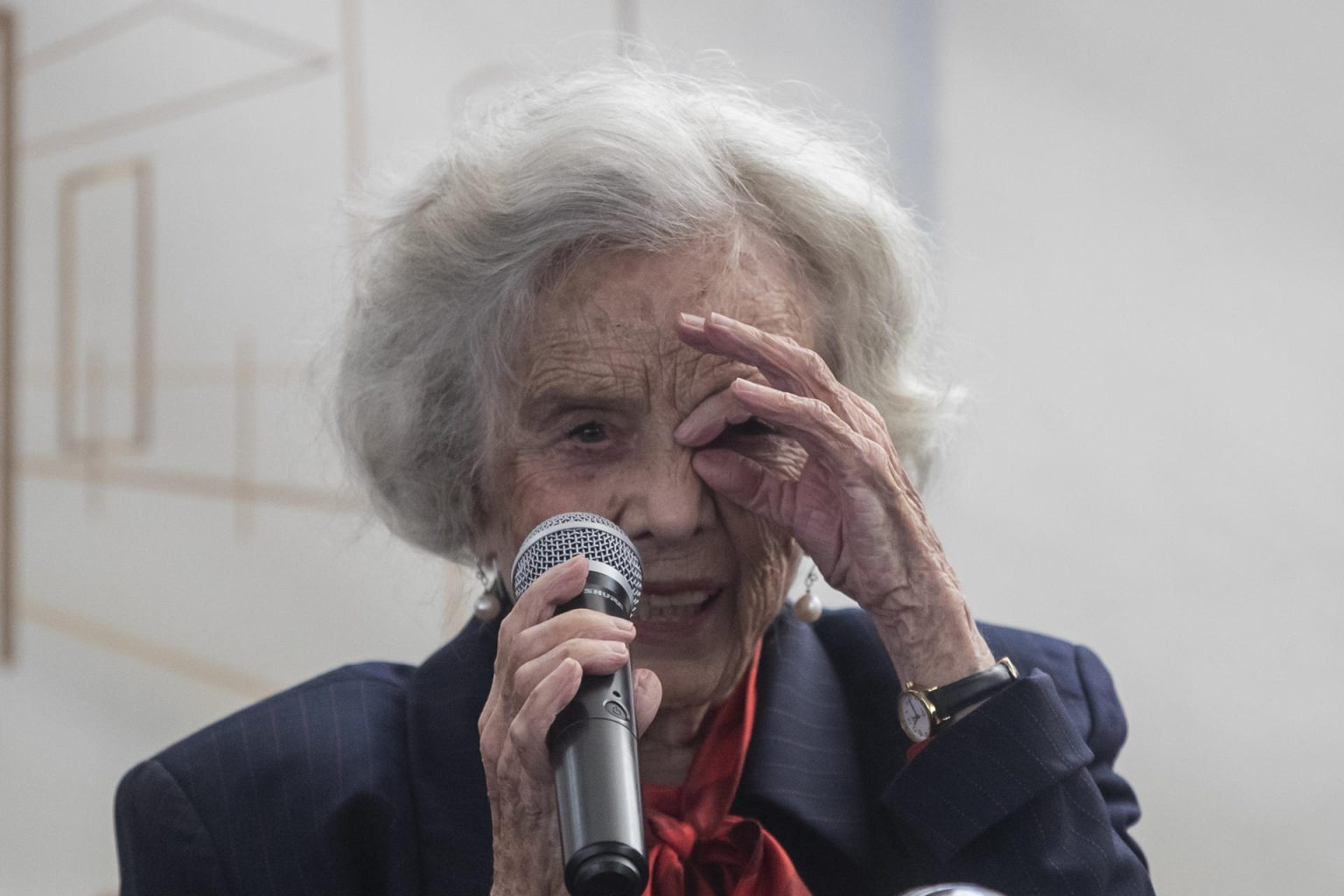 La escritora Elena Poniatowska habla durante una rueda de prensa hoy, en la Ciudad de México (México). EFE/ Isaac Esquivel