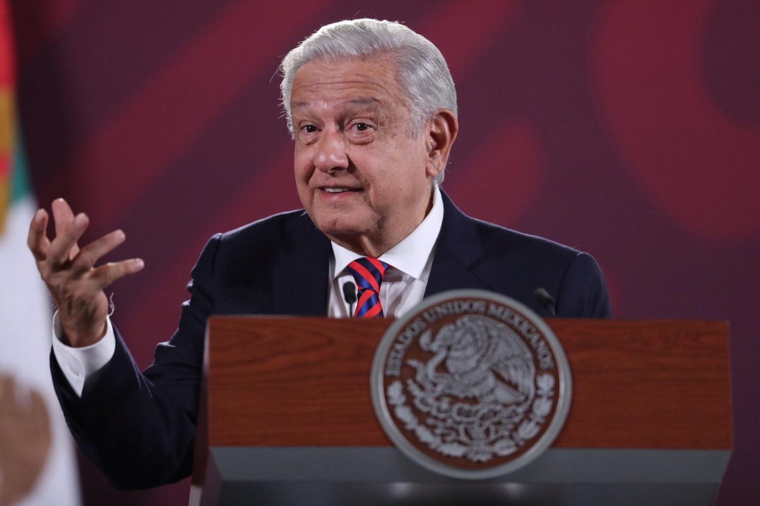 El Presidente de México, Andrés Manuel López Obrador, habla hoy durante su rueda de prensa matutina en Palacio Nacional, en Ciudad de México (México).  EFE/Sáshenka Gutiérrez