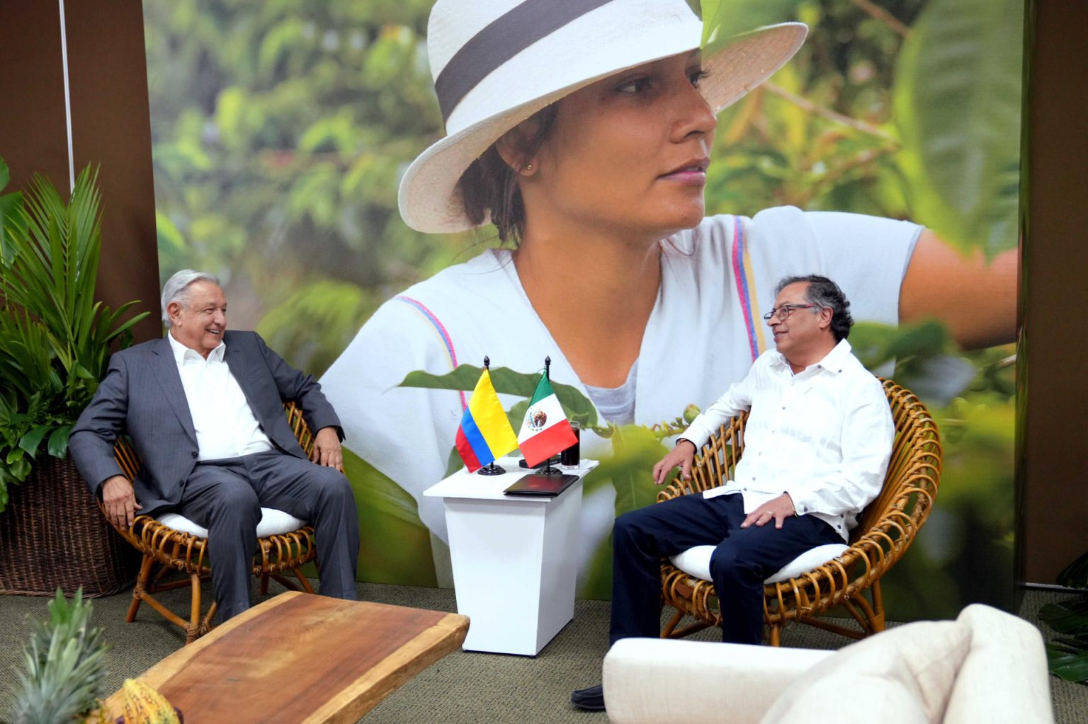 Fotografía cedida por la presidencia de Colombia de El presidente mexicano, Andrés Manuel López Obrador (izq.) en reunión con su homólogo, Gustavo Petro, con quien conversó de las iniciativas de paz que hay en marcha en el país y sobre el cambio de paradigma mundial con las drogas, hoy en Cali (Colombia). EFE/ Presidencia De Colombia