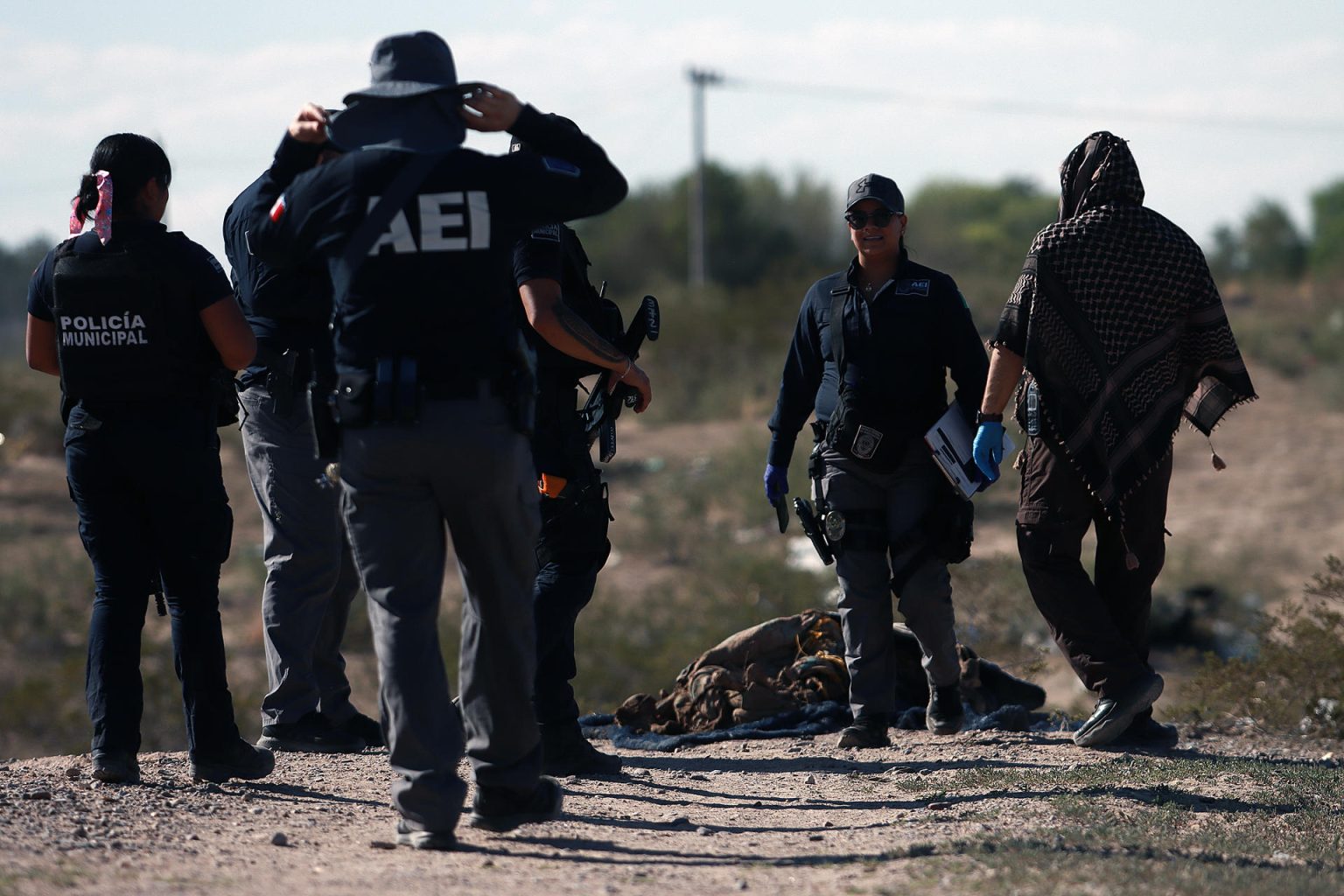 Personal de la fiscalía del estado vigilan la zona en que fue hallada una fosa clandestina en la fronteriza Ciudad Juárez, hoy en Chihuahua (México).  EFE/Luis Torres