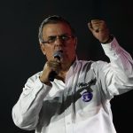 Fotografía fechada el 27 de agosto de 2023 del excanciller mexicano y candidato presidencial del oficialismo Marcelo Ebrard habla durante el cierre de gira política, en La Arena de Ciudad de México (México). EFE/Mario Guzmán