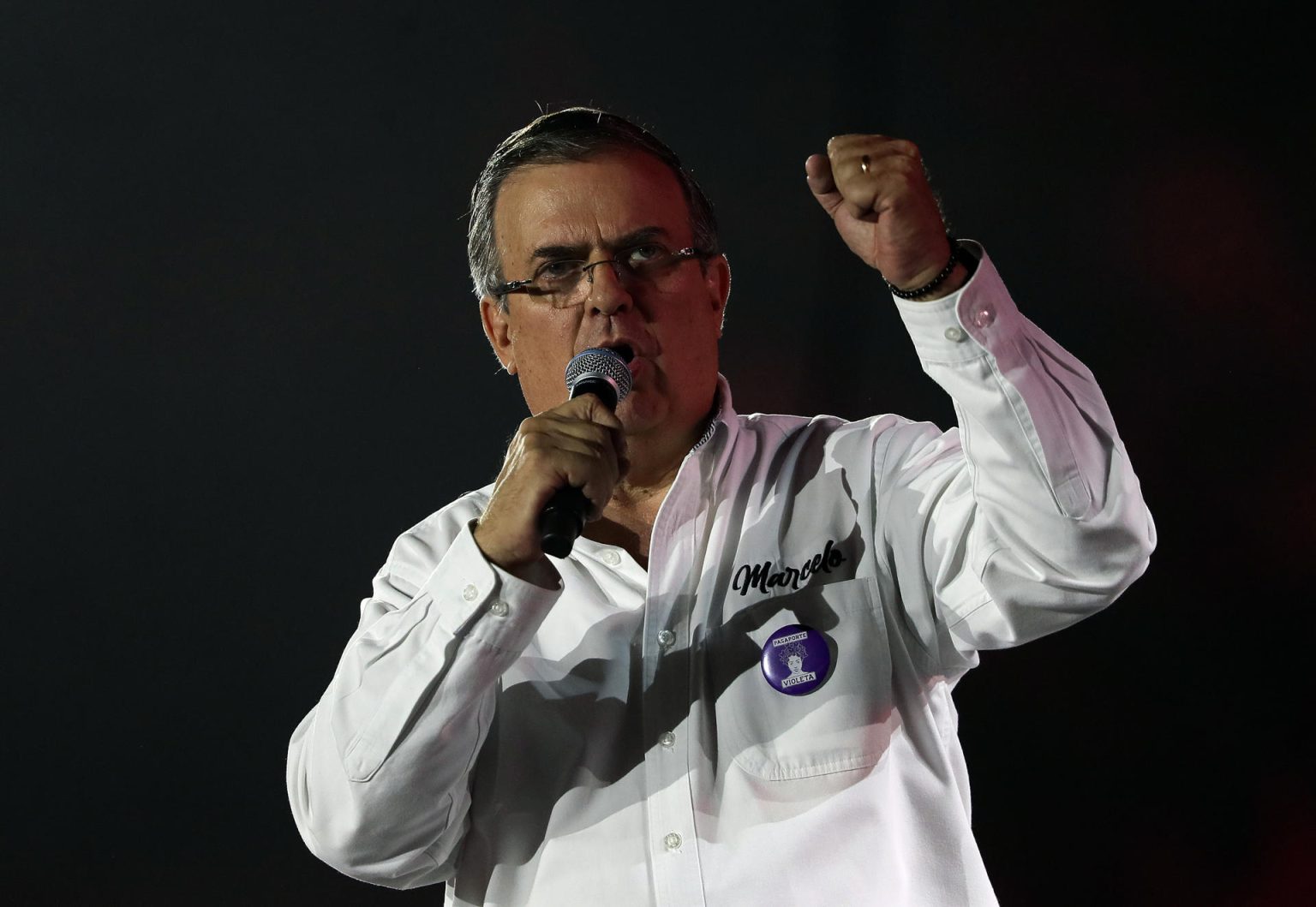 Fotografía fechada el 27 de agosto de 2023 del excanciller mexicano y candidato presidencial del oficialismo Marcelo Ebrard habla durante el cierre de gira política, en La Arena de Ciudad de México (México). EFE/Mario Guzmán