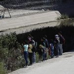 Un grupo de migrantes permanecen a un costado del río Bravo hoy, en la fronteriza Ciudad Juárez, Chihuahua (México). EFE/Luis Torres