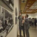 Asistentes observan la exposición de fotografías expuestas en el marco de los 50 años de presencia de la agencia EFE en Centroamérica, en el Museo de los Niños en San José (Costa Rica). EFE/ Alexander Otarola