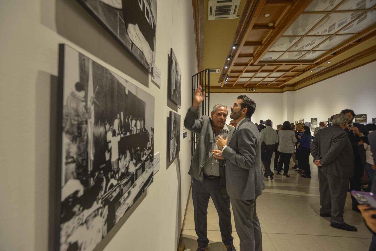 Asistentes observan la exposición de fotografías expuestas en el marco de los 50 años de presencia de la agencia EFE en Centroamérica, en el Museo de los Niños en San José (Costa Rica). EFE/ Alexander Otarola