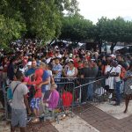 Migrantes hacen fila mientras esperan para regularizar su documentación, el 4 de septiembre de 2023, en el municipio de Tapachula (México). EFE/Juan Manuel Blanco