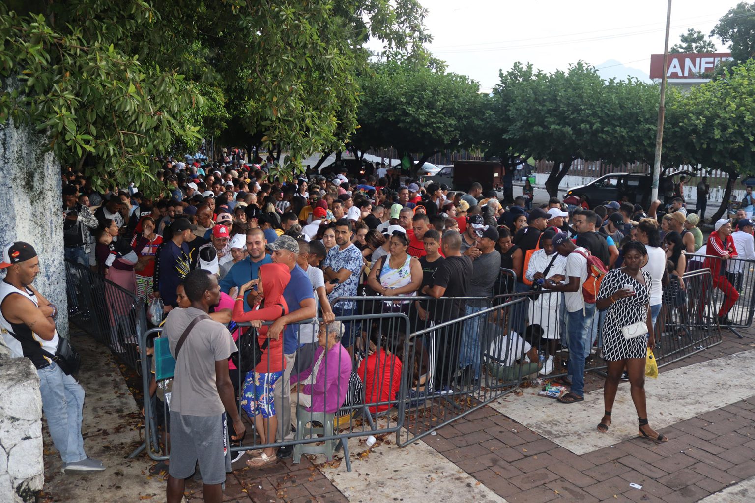 Migrantes hacen fila mientras esperan para regularizar su documentación, el 4 de septiembre de 2023, en el municipio de Tapachula (México). EFE/Juan Manuel Blanco