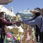 Personas participan hoy en el tradicional trueque milenario en el municipio de San Pedro Cholula, estado de Puebla (México). EFE/ Hilda Ríos