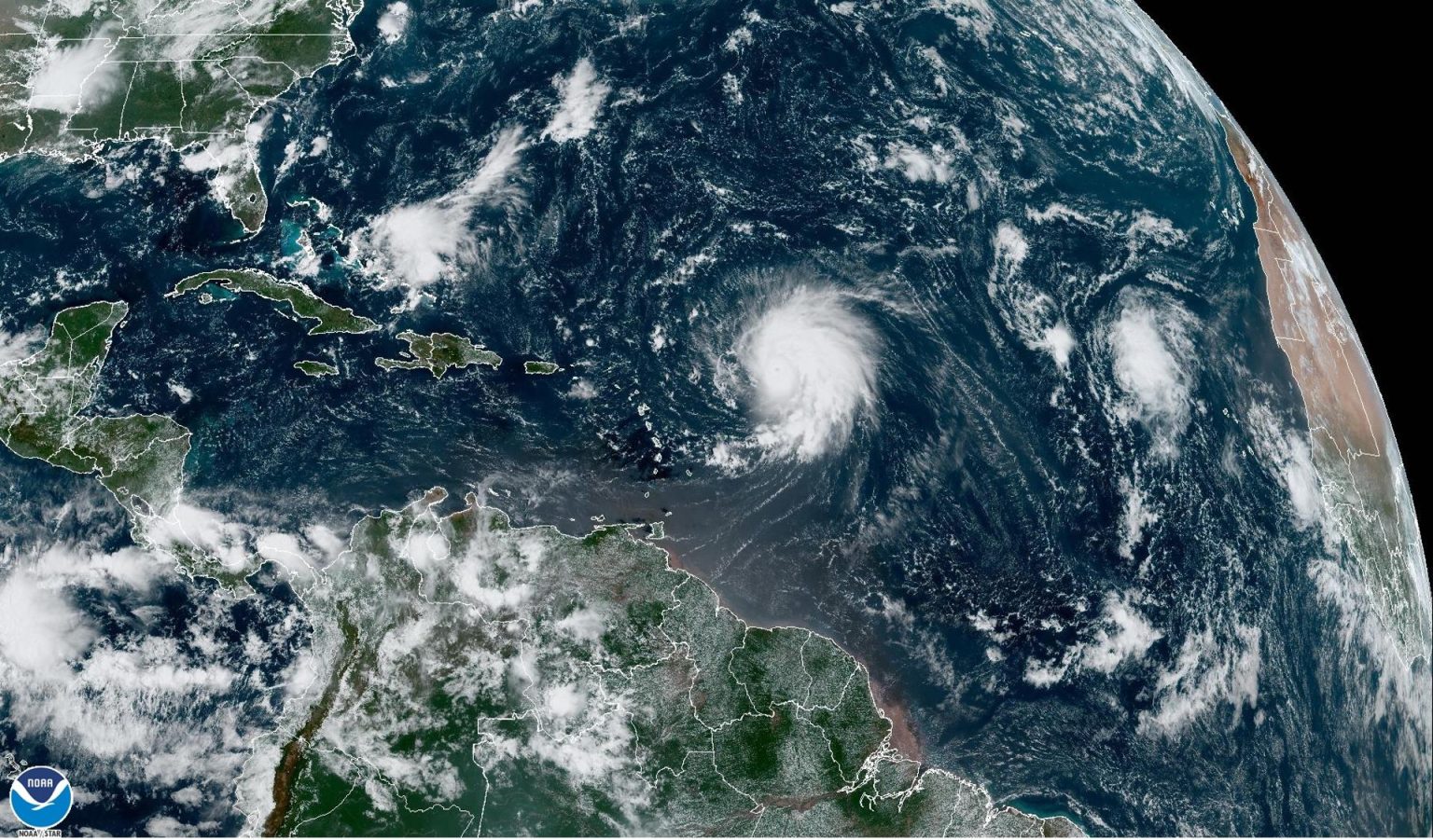 Fotografía satelital cedida este viernes por el Oficina Nacional de Administración Oceánica y Atmosférica (NOAA) a través del Centro Nacional de Huracanes (NHC) de Estados Unidos donde se muestra la localización del huracán Lee por el Atlántico. EFE/NOAA-NHC /SOLO USO EDITORIAL /NO VENTAS /SOLO DISPONIBLE PARA ILUSTRAR LA NOTICIA QUE ACOMPAÑA /CRÉDITO OBLIGATORIO