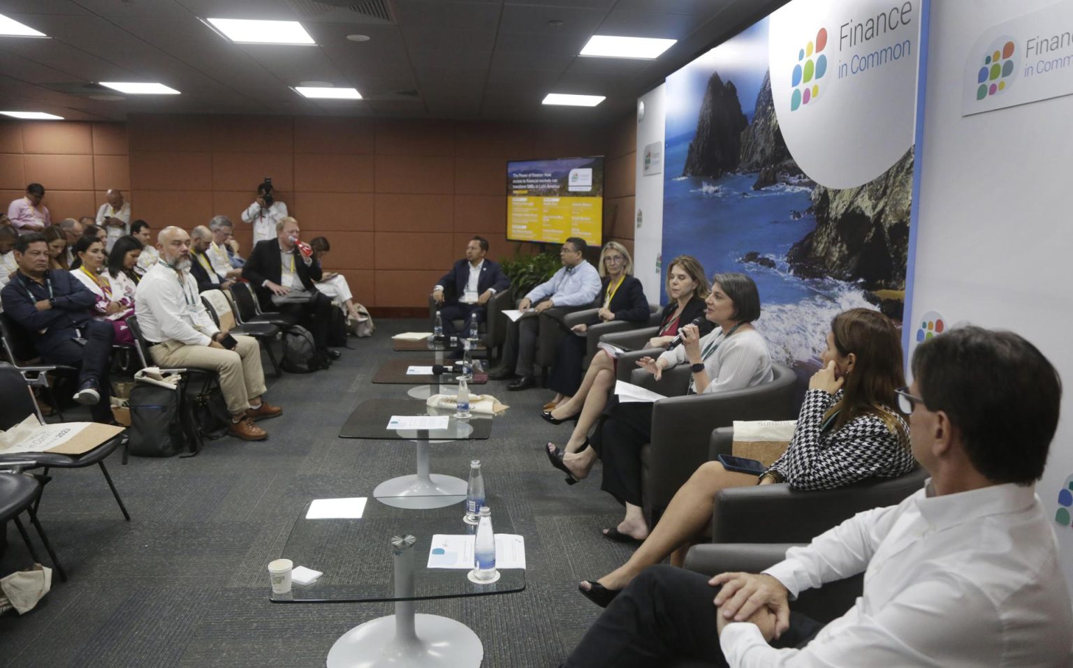 Representantes de bancos de desarrollo y expertos financieros asisten hoy, a un panel durante la segunda jornada de la Cumbre Finanzas en Común (FiCS) en Cartagena (Colombia). EFE/Ricardo Maldonado Rozo