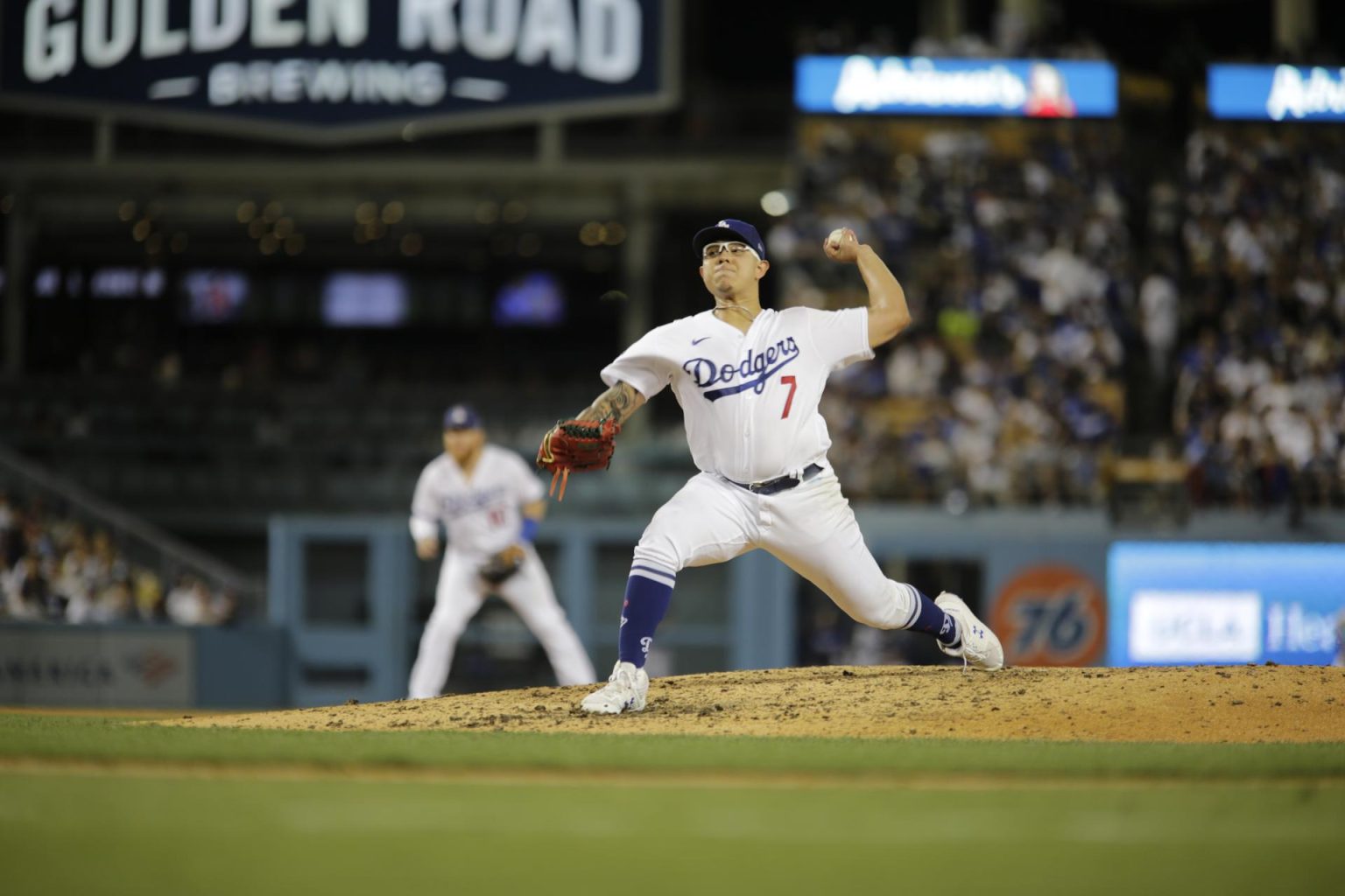 Fotografía de archivo en la que se registró al mexicano Julio Urías, lanzador abridor de los Dodgers de Los Ángeles. EFE/Armando Arorizo