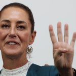 La aspirante presidencial del Movimiento de Regeneración Nacional (Morena), Claudia Sheinbaum (d), ofrece una rueda de prensa hoy, en Ciudad de México (México). EFE/ Mario Guzmán