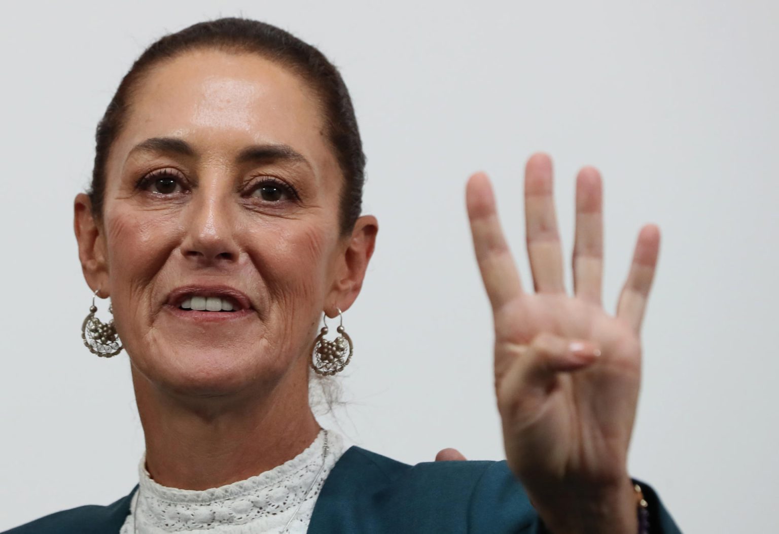 La aspirante presidencial del Movimiento de Regeneración Nacional (Morena), Claudia Sheinbaum (d), ofrece una rueda de prensa hoy, en Ciudad de México (México). EFE/ Mario Guzmán