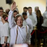 El presidente de México, Andrés Manuel López Obrador, saluda a su llegada al quinto informe de gobierno, en el estado de Campeche (México). EFE/Lorenzo Hernández