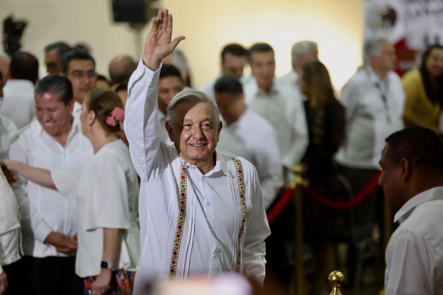 El presidente de México, Andrés Manuel López Obrador, saluda a su llegada al quinto informe de gobierno, en el estado de Campeche (México). EFE/Lorenzo Hernández