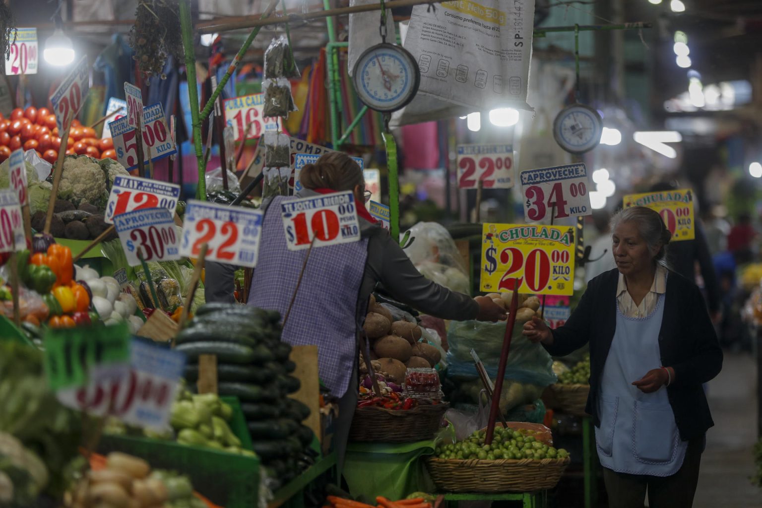 Comerciantes ofrecen sus productos en el Mercado de Jamaica en la Ciudad de México (México). Imagen de archivo. EFE/ Isaac Esquivel