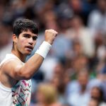 Carlos Alcaraz de España contra Lloyd Harris de los Estados Unidos durante su segunda ronda en el Campeonato Abierto de Tenis de los Estados Unidos, este 31 de agosto de 2023.EFE/EPA/Will Oliver