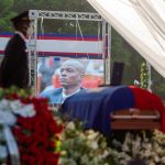 Fotografía de archivo del féretro con el cuerpo del presidente Jovenel Moise (pantalla) durante el inicio de su ceremonia fúnebre en Cap-Haitien (Haití). EFE/ Jean Marc Hervé Abélard