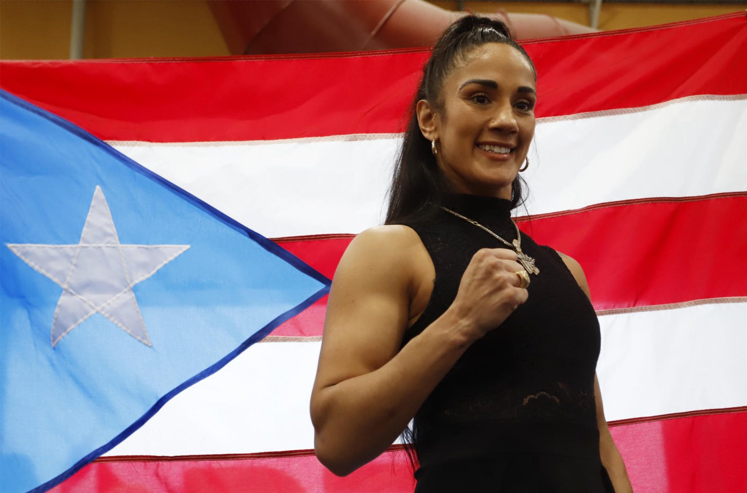 La boxeadora puertorriqueña Amanda Serrano posa durante un acto de homenaje a su trayectoria, en la sede del Departamento de Recreación y Deportes (DRD) en San Juan, Puerto Rico. Imagen de archivo. EFE/Thais Llorca