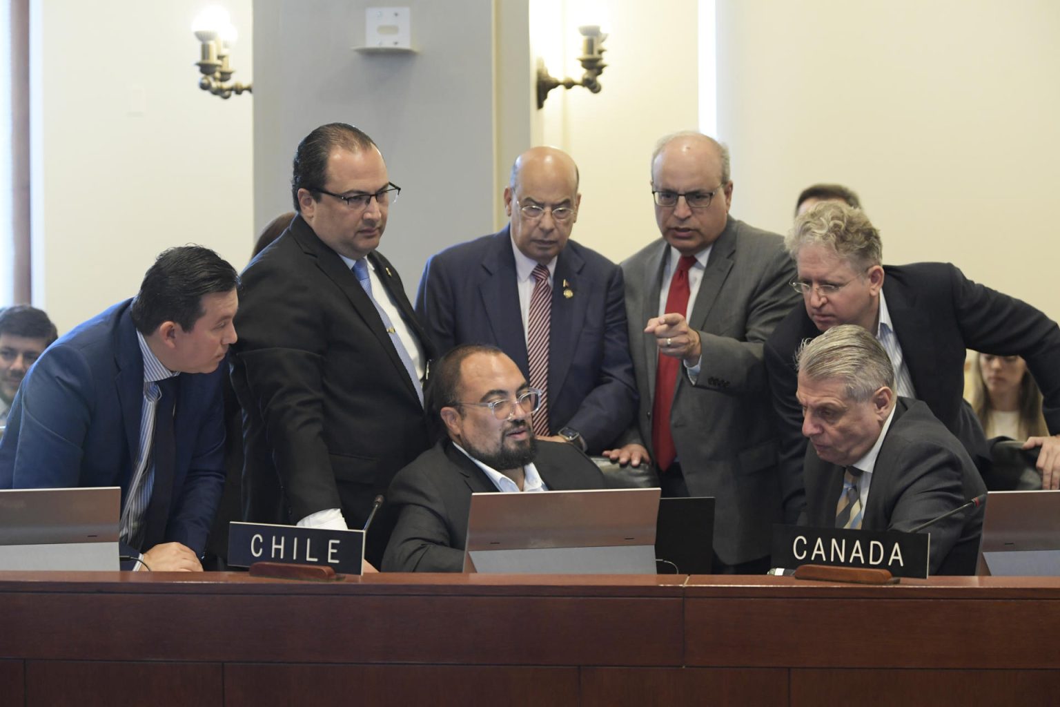 Embajadores de distintos países ante la OEA hablan hoy durante una reunión del Consejo Permanente de la Organización de los Estados Americanos (OEA), en Washington, D.C. (EE.UU). EFE/Lenin Nolly