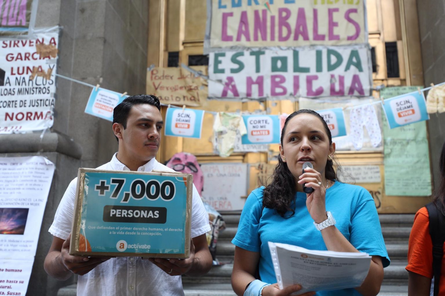 Integrantes de la organización "Pasos por la vida" se manifiestan contra el aborto hoy, en la Suprema Corte de Justicia de la Nación de Ciudad de México (México). EFE/Sáshenka Gutiérrez