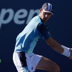 El chileno Nicolás Jarry fue registrado este jueves, 31 de agosto, al intentar devolverle una bola al estadounidense Alex Michelsen, durante un partido de la segunda ronda del Abierto de tenis de Estados Unidos, en el USTA National Tennis Center, en Flushing Meadows (NY, EE.UU.). EFE/Will Oliver