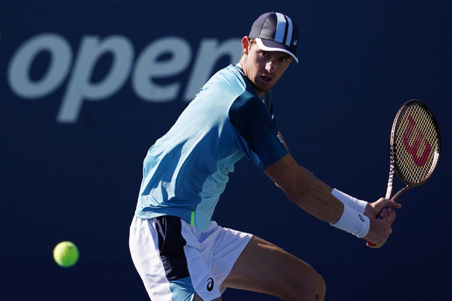 El chileno Nicolás Jarry fue registrado este jueves, 31 de agosto, al intentar devolverle una bola al estadounidense Alex Michelsen, durante un partido de la segunda ronda del Abierto de tenis de Estados Unidos, en el USTA National Tennis Center, en Flushing Meadows (NY, EE.UU.). EFE/Will Oliver