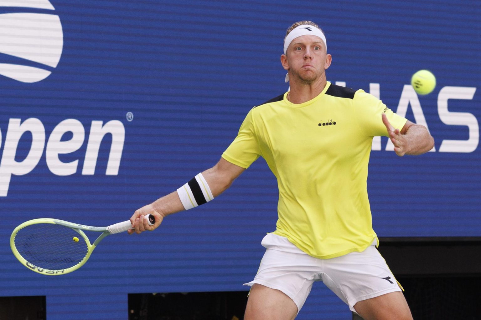 Alejandro Davidovich Fokina de España devuelve el balón a Tommy Paul de los Estados Unidos durante su tercera ronda en el Campeonato Abierto de Tenis de los Estados Unidos en el Centro Nacional de Tenis de la USTA en Flushing Meadows, Nueva York, EE. UU. EFE/EPA/CJ GUNTHER