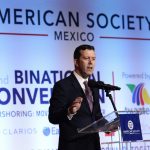 El presidente de la American Society of Mexico (AmSoc), Larry Rubin, habla hoy durante la Convención Binacional de American Society of Mexico, en Ciudad de México (México). EFE/José Méndez