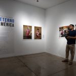 Víctor Peña, fotógrafo salvadoreño y coautor de la exposición "El viaje eterno de Mesoamérica", habla durante la inauguración de la muestra el 7 de septiembre de 2023 en el Centro Cultural de España en San Salvador (El Salvador). EFE/Miguel Lemus