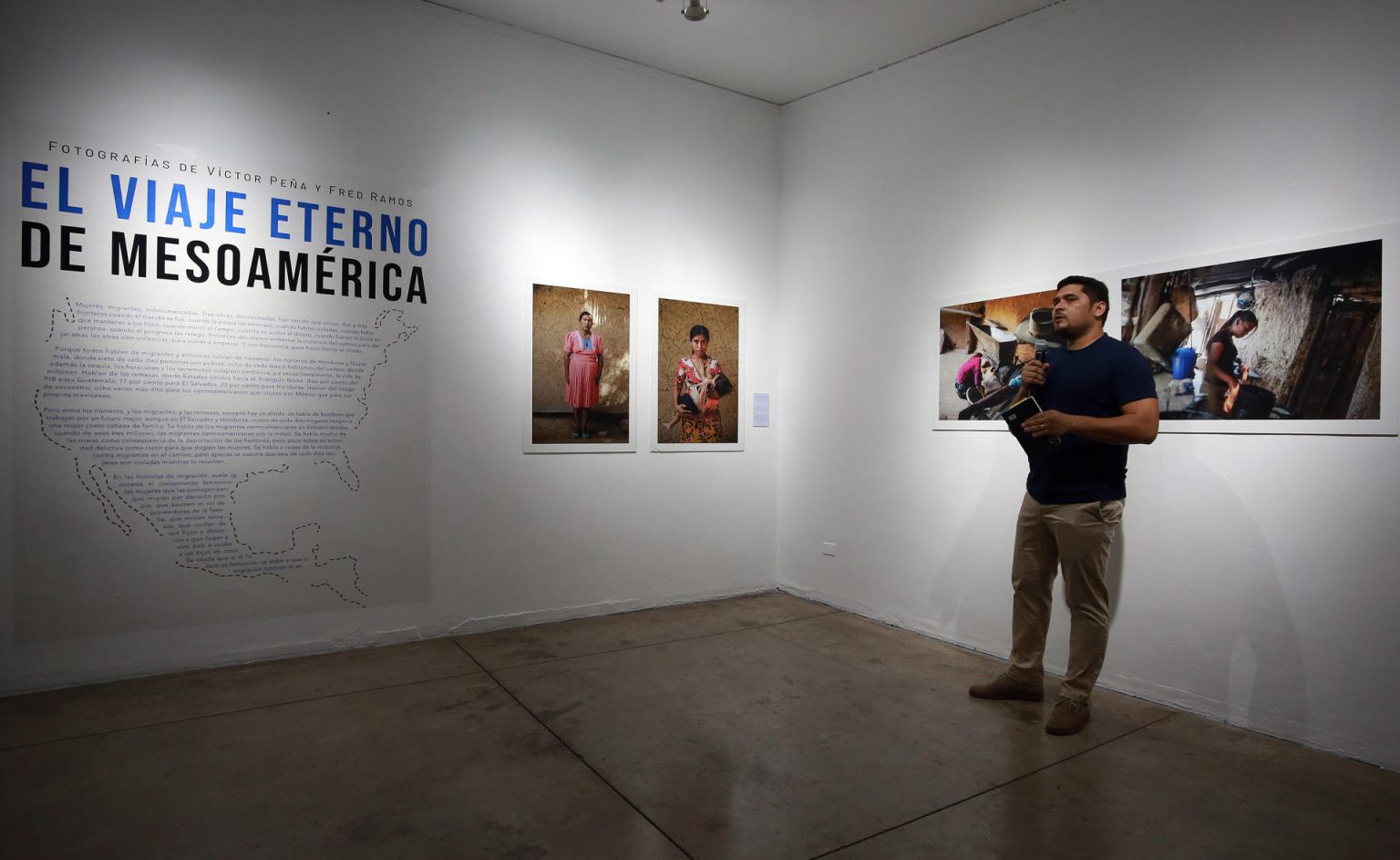 Víctor Peña, fotógrafo salvadoreño y coautor de la exposición "El viaje eterno de Mesoamérica", habla durante la inauguración de la muestra el 7 de septiembre de 2023 en el Centro Cultural de España en San Salvador (El Salvador). EFE/Miguel Lemus