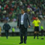 Fotografía de archivo en la que se registró al seleccionador del equipo nacional masculino de fútbol de Guatemala, el mexicano Luis Fernando Tena, en el estadio El Kraken, en Mazatlán (México). EFE/Francisco Guasco