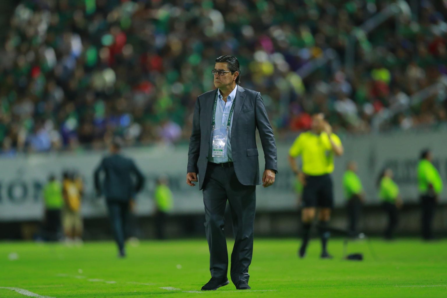 Fotografía de archivo en la que se registró al seleccionador del equipo nacional masculino de fútbol de Guatemala, el mexicano Luis Fernando Tena, en el estadio El Kraken, en Mazatlán (México). EFE/Francisco Guasco