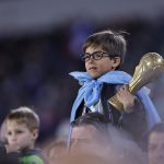 Un hincha de Argentina asiste hoy, en un partido de las Eliminatorias Sudamericanas para la Copa Mundial de Fútbol 2026 entre Argentina y Ecuador en el estadio Más Monumental en Buenos Aires (Argentina). EFE/ Juan Ignacio Roncoroni